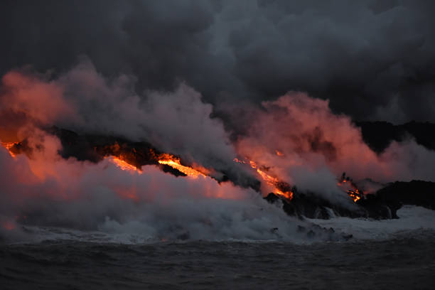 erupción del volcán kilauea en hawai, lava que fluye en el océano pacífico. - kapoho fotografías e imágenes de stock