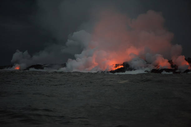 eruzione del vulcano kilauea alle hawaii, lava che scorre nell'oceano pacifico. - kapoho foto e immagini stock