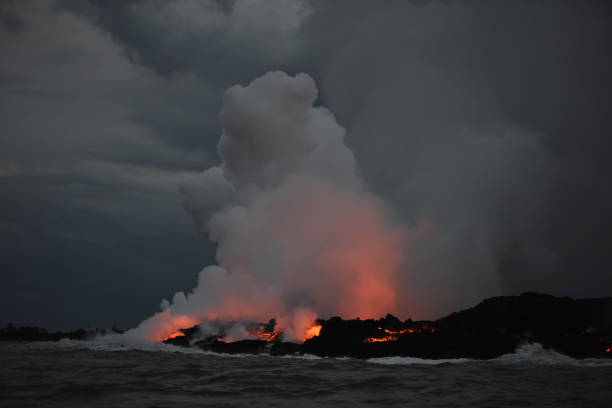 erupción del volcán kilauea en hawai, lava que fluye en el océano pacífico. - kapoho fotografías e imágenes de stock