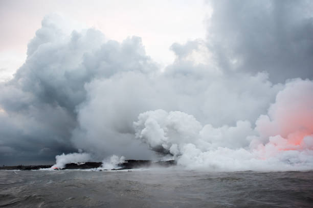 erupción del volcán kilauea en hawai, lava que fluye en el océano pacífico. - kapoho fotografías e imágenes de stock