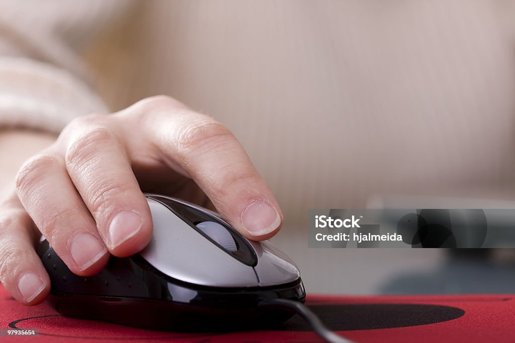 Frau hand auf eine Maus - Lizenzfrei Arbeiten Stock-Foto