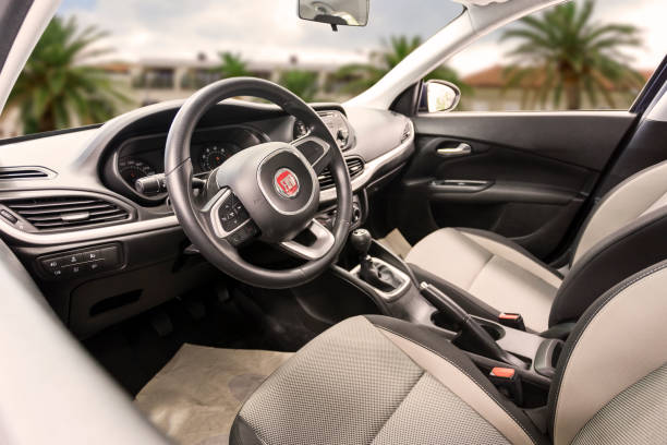 fiat 500 compacto/hatchback interior de carro - tropical climate audio - fotografias e filmes do acervo