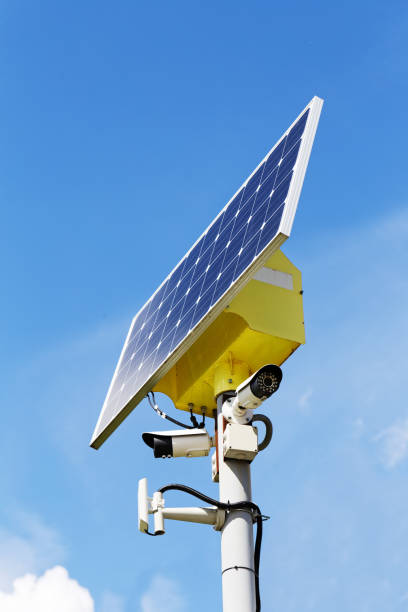 две камеры видеонаблюдения и солнечная панель на почте - solar equipment audio стоковые фото и изображения