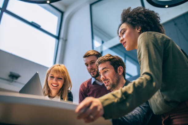 creen que innovación impresionará a sus clientes - vista de ángulo bajo fotografías e imágenes de stock