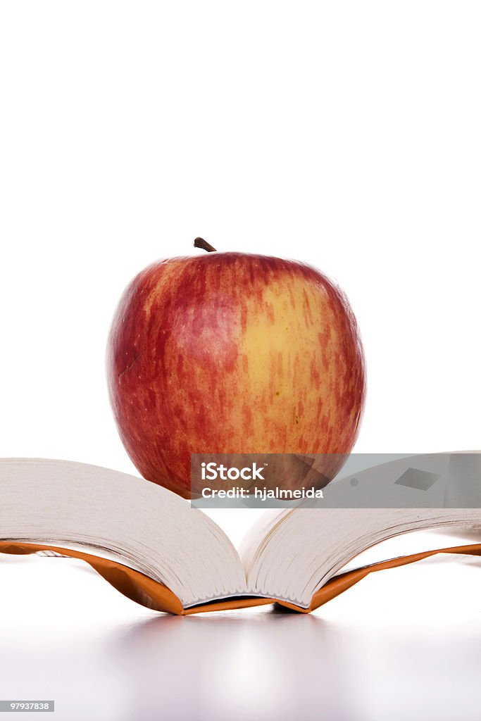 Jabłko na otwartej książki - Zbiór zdjęć royalty-free (Bez ludzi)