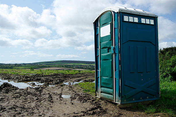 이동화장실 in 머디 필드, 뷰 - portable toilet 뉴스 사진 이미지