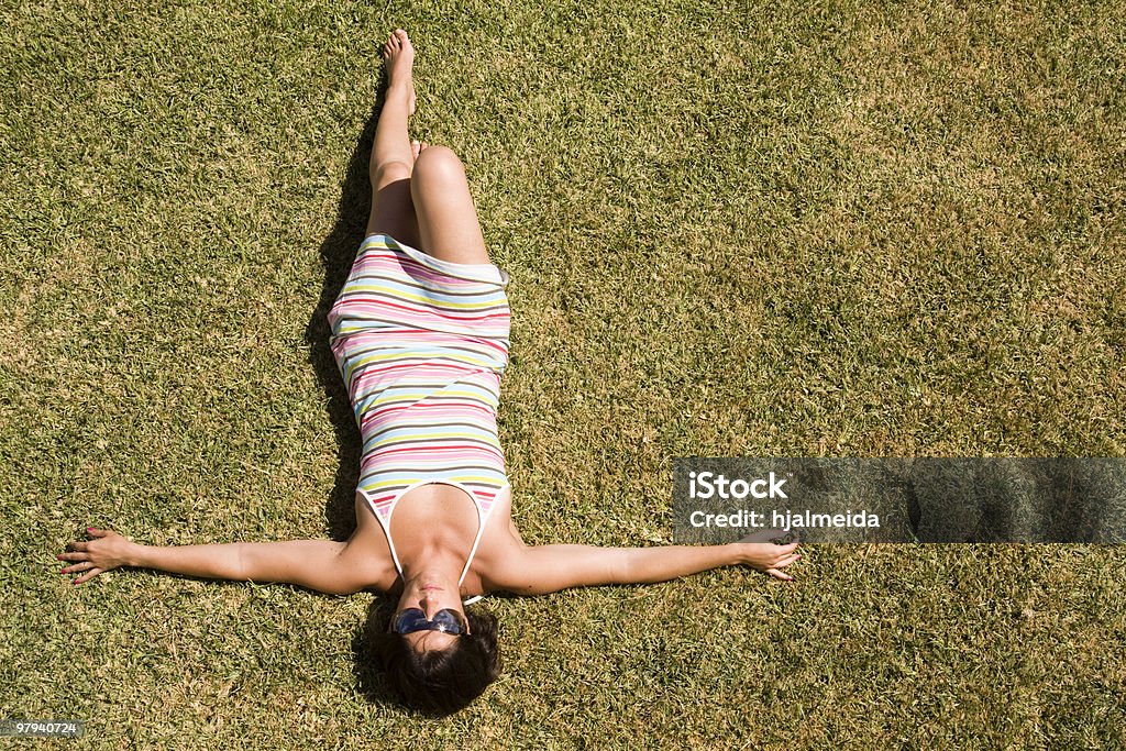 여자 알을 in the grass - 로열티 프리 들 스톡 사진