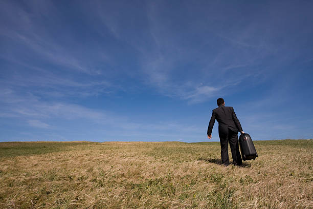 les voyages d'affaires - leaving business landscape men photos et images de collection