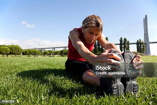 Foto de Mulher Fazendo Exercício Ao Ar Livre e mais fotos de stock de Adulto - Adulto, Aeróbica, Azul