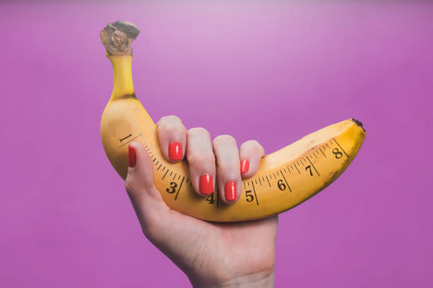 サイズの問題。大きなバナナのコンテスト。 - 長さ ストックフォトと画像