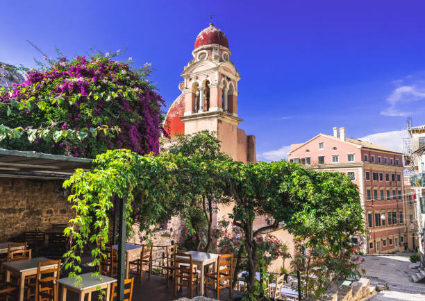 rua do pitoresco da cidade de corfu, grécia - greek culture bar restaurant greece - fotografias e filmes do acervo