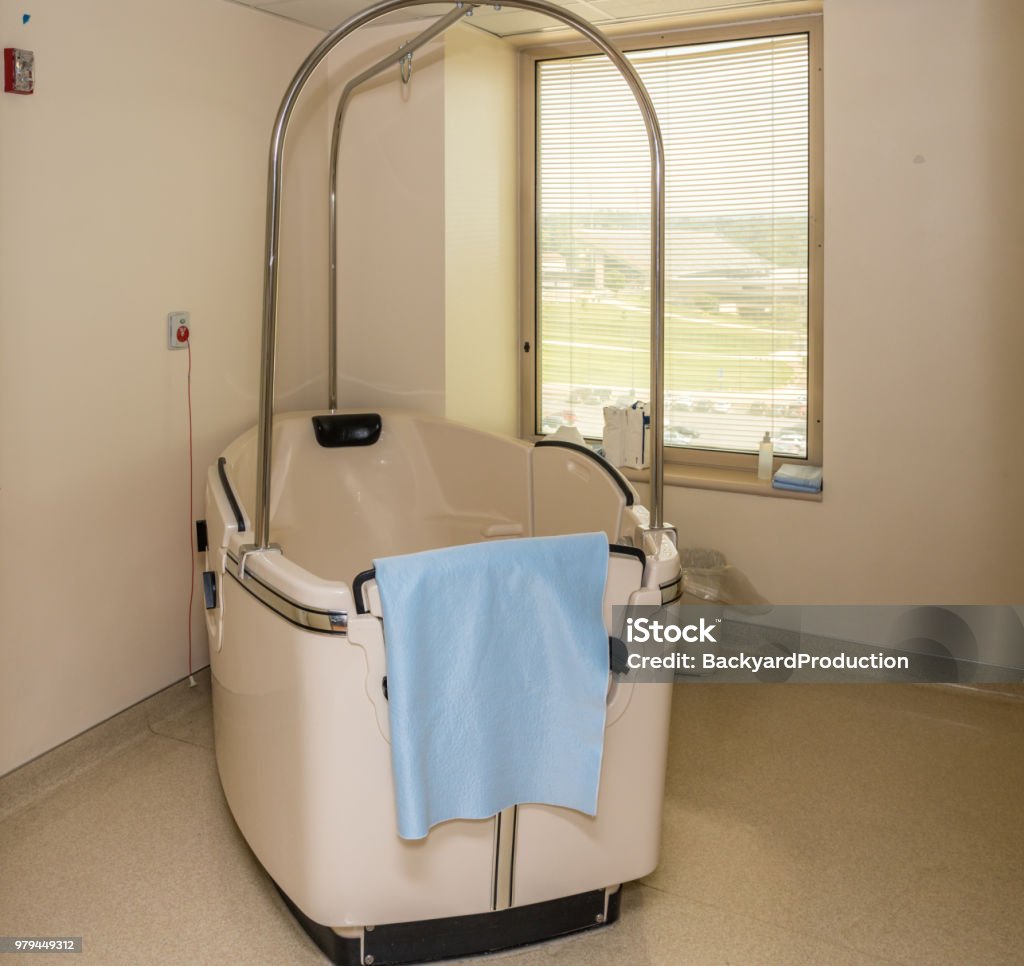 Birthing Pool for water birth in hospital maternity ward Large birth pool or birthing bath in room in Maternity ward of hospital Water Birth Stock Photo