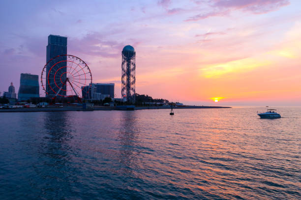 batumi, adscharien, georgia. blick auf die kurstadt bei sonnenuntergang - scenics building exterior tourist resort orange stock-fotos und bilder