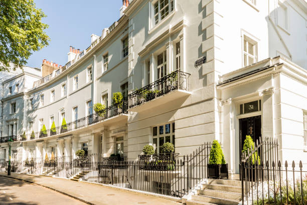 affluent and expensive homes in London London. May 2018. A view of the affluent and expensive homes in Knightsbridge in London kensington and chelsea stock pictures, royalty-free photos & images