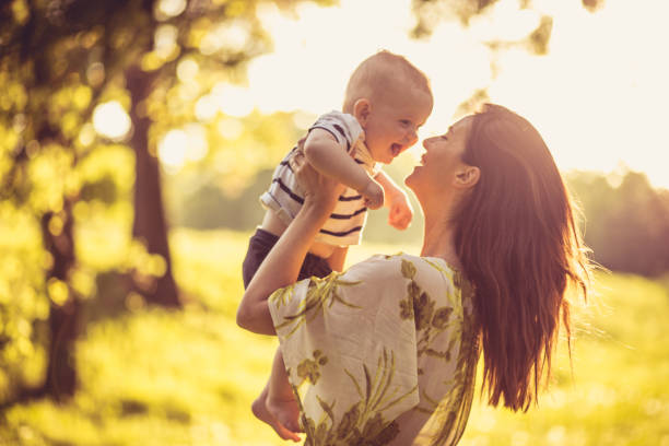 niedlichen kleinen baby-jungen und ihre mutter natur. - baby beautiful little boys carrying stock-fotos und bilder