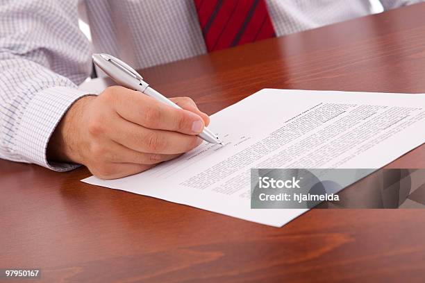 Assinar Um Contrato - Fotografias de stock e mais imagens de Acordo - Acordo, Adulto, Assinar