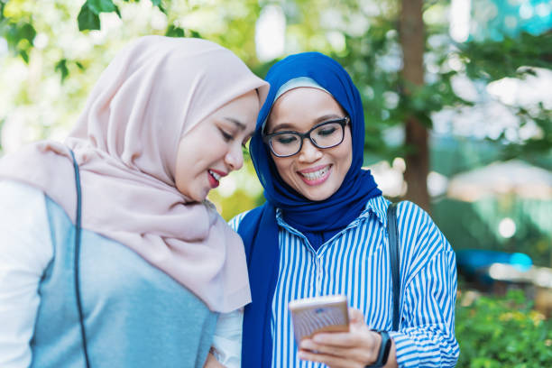 istock Women in Asia using mobile phone 979504648