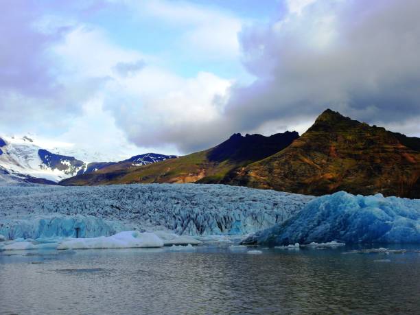 istock Ice formations falling to the lagoon in Fjarsarlon 979511364
