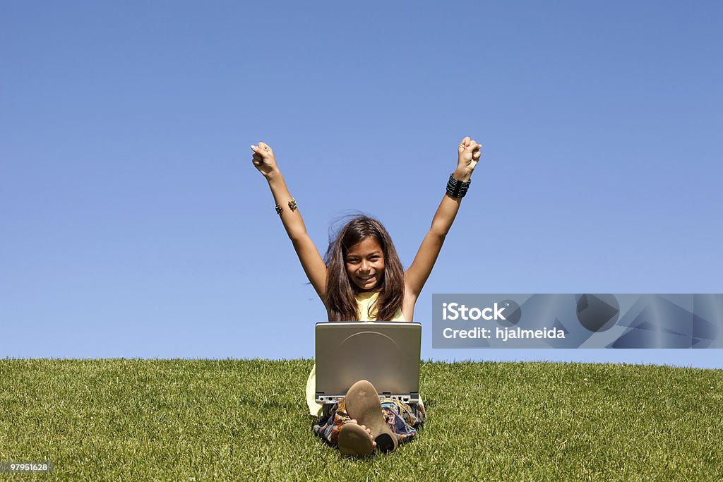 Chica joven con la computadora portátil - Foto de stock de Aire libre libre de derechos