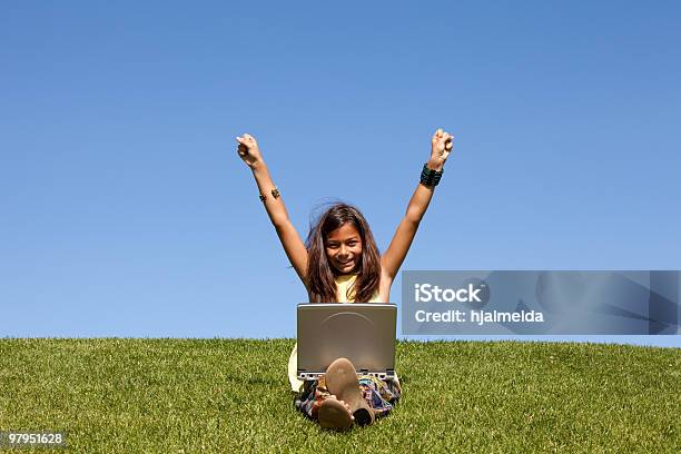 Młoda Dziewczyna Z Laptopa - zdjęcia stockowe i więcej obrazów Laptop - Laptop, Otwarta przestrzeń - Ustawienia, Dziecko