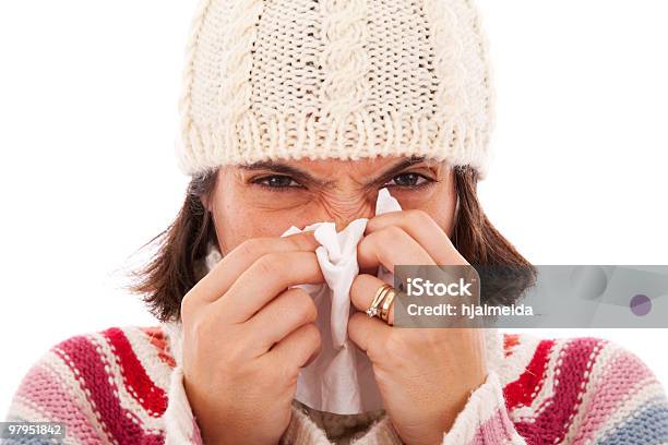 Frau Niesen Zu Einem Gewebe Stockfoto und mehr Bilder von Allergie - Allergie, Baskenmütze, Blasen