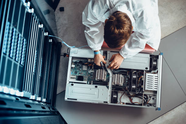 ingénieur maintenance partie d’un superordinateur - supercomputer photos et images de collection