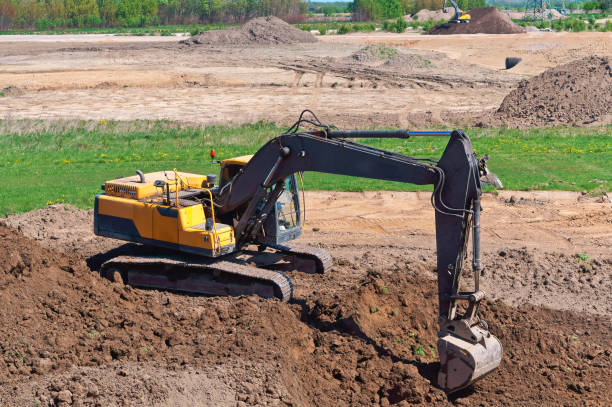 les travaux de pelle comme un seau, terrassement en l’espèce, l’excavateur creuse le sol - évolution de lespèce photos et images de collection