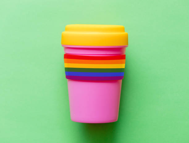 tasse avec le café et d’un drapeau lgbt - multi colored ribbon rainbow gay pride flag photos et images de collection