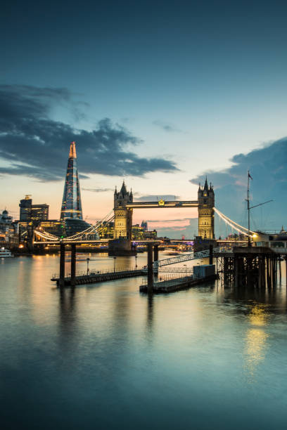 london tower bridge, shard y - the shard london england architecture travel destinations fotografías e imágenes de stock