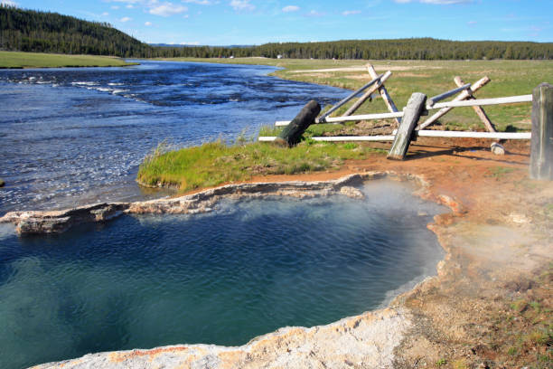 tombe de jeunes filles hot spring qui se jettent dans la rivière firehole parc national de yellowstone dans le wyoming aux états-unis - firehole river photos et images de collection