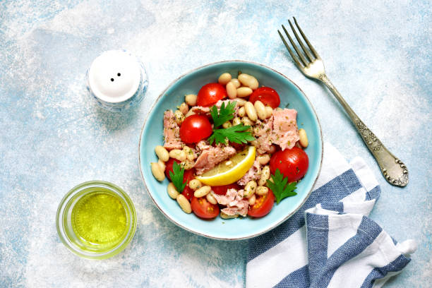 Tuna salad with cherry tomatoes and white bean