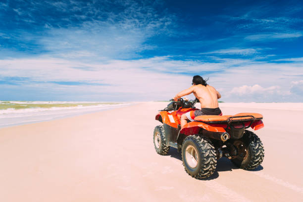 młody człowiek jazdy off road atv - beach buggy zdjęcia i obrazy z banku zdjęć