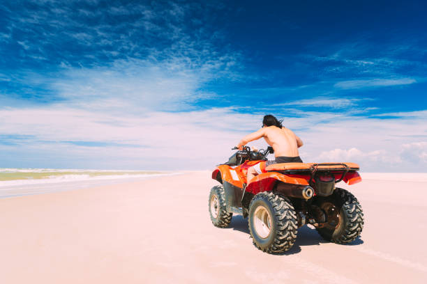 młody człowiek jazdy off road atv - beach buggy zdjęcia i obrazy z banku zdjęć