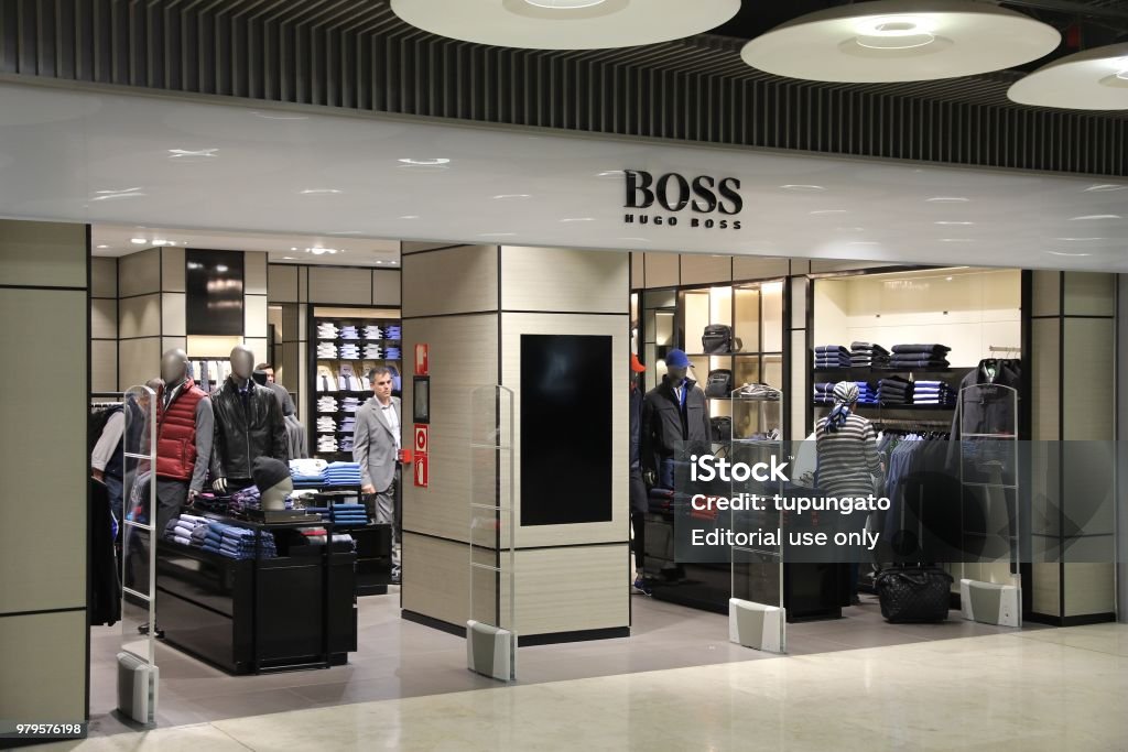 ongeluk Geld rubber Saga Hugo Boss Store Stock Photo - Download Image Now - Airport, Store, Spain -  iStock