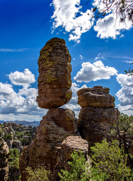 pinnacle zrównoważony rock w chiricahua pomnik narodowy - chiricahua national monument zdjęcia i obrazy z banku zdjęć