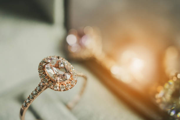 luksusowy pierścionek z brylantem w pudełku z biżuterią w stylu vintage - ring gold diamond engagement ring zdjęcia i obrazy z banku zdjęć