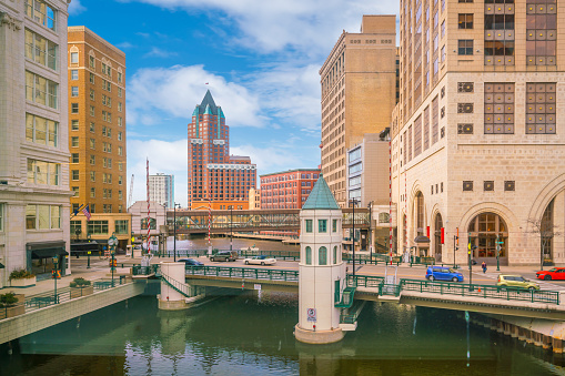 Horizonte del centro con edificios en EEUU Milwaukee photo