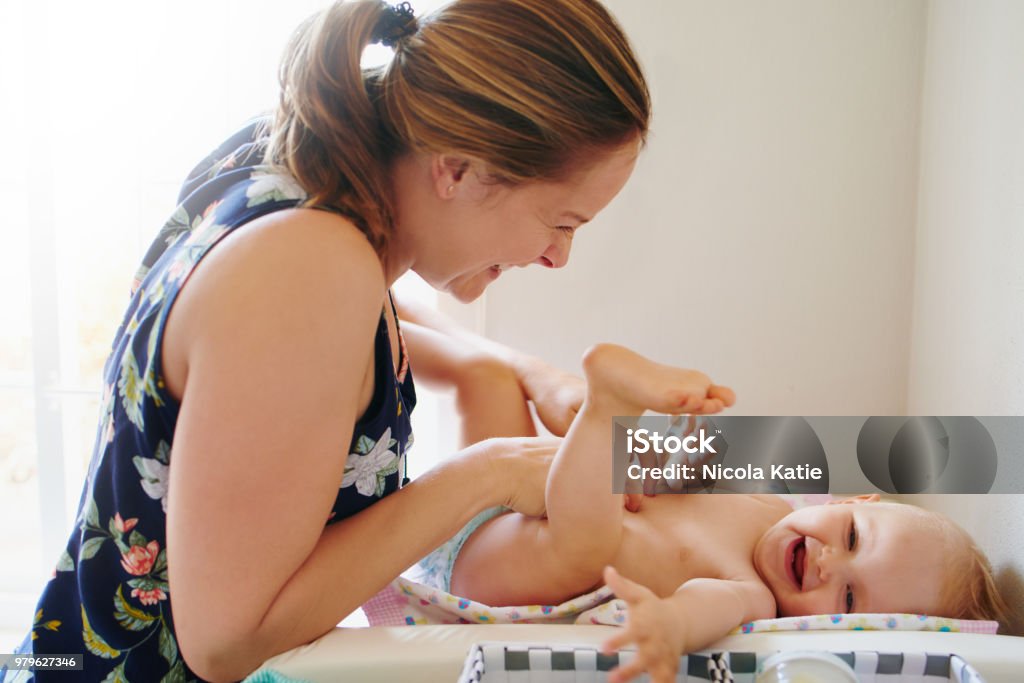 Verklebung mit Baby passiert jederzeit auch während einer Windel wechseln - Lizenzfrei Windel Stock-Foto