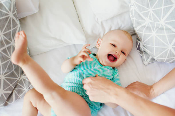 赤ちゃんの最初のルール: 楽しい時を過す - tickling ストックフォトと画像