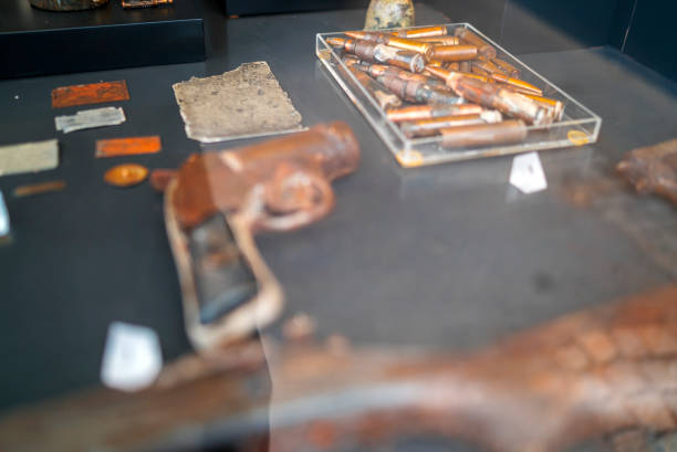 vieux fusils, armes anciennes - puzzle part of gold jigsaw piece photos et images de collection