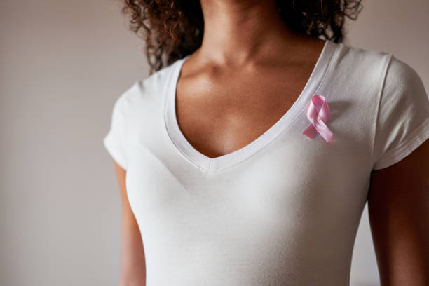 orgulloso de vestir rosa - breast cancer fotografías e imágenes de stock