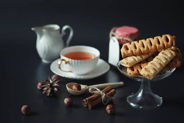 zestaw na śniadanie. słodycze i wypieki z orzechami na herbatę na bl - biscotti cookie coffee tea zdjęcia i obrazy z banku zdjęć