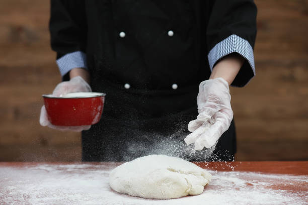 o cozinheiro faz farinha para cozer na mesa - bread kneading making human hand - fotografias e filmes do acervo