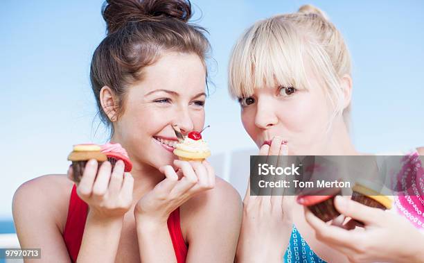 Kobiety Jedzenie Cupcakes - zdjęcia stockowe i więcej obrazów Jedzenie na słodko - Jedzenie na słodko, Kobiety, Deser