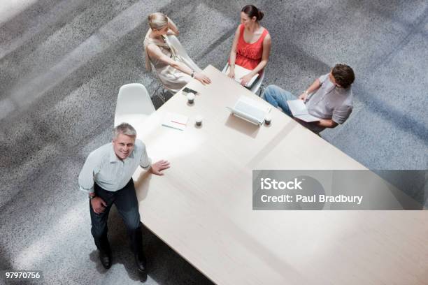 Directamente Arriba De Hombre De Negocios Con Colegas En La Sala De Conferencias Foto de stock y más banco de imágenes de Mirar hacia arriba