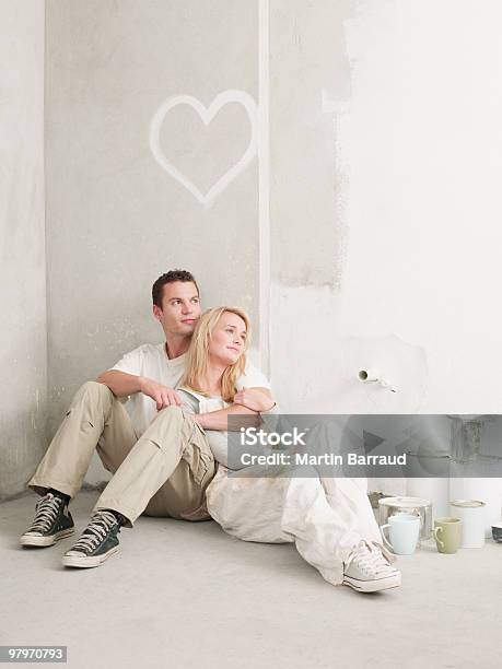 Para Siedzi I Relaksujące Z Sercem Malowane Na Ścianie - zdjęcia stockowe i więcej obrazów Młoda para