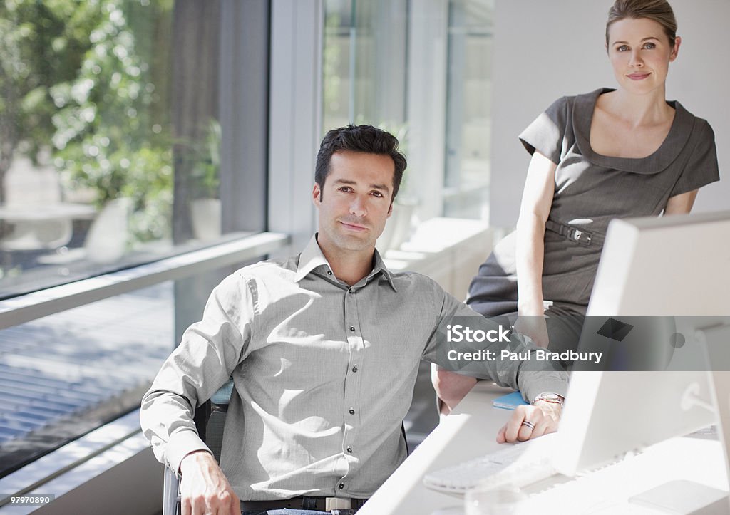Geschäftsmann und Geschäftsfrau auf computer im Büro - Lizenzfrei 30-34 Jahre Stock-Foto