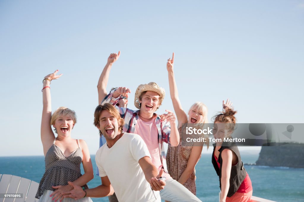 Amigos en la playa con alzar los brazos - Foto de stock de Celebración - Ocasión especial libre de derechos