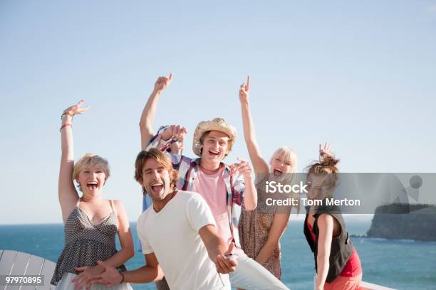 Amigos En La Playa Con Alzar Los Brazos Foto de stock y más banco de imágenes de Celebración - Ocasión especial - Celebración - Ocasión especial, Australia, Aire libre