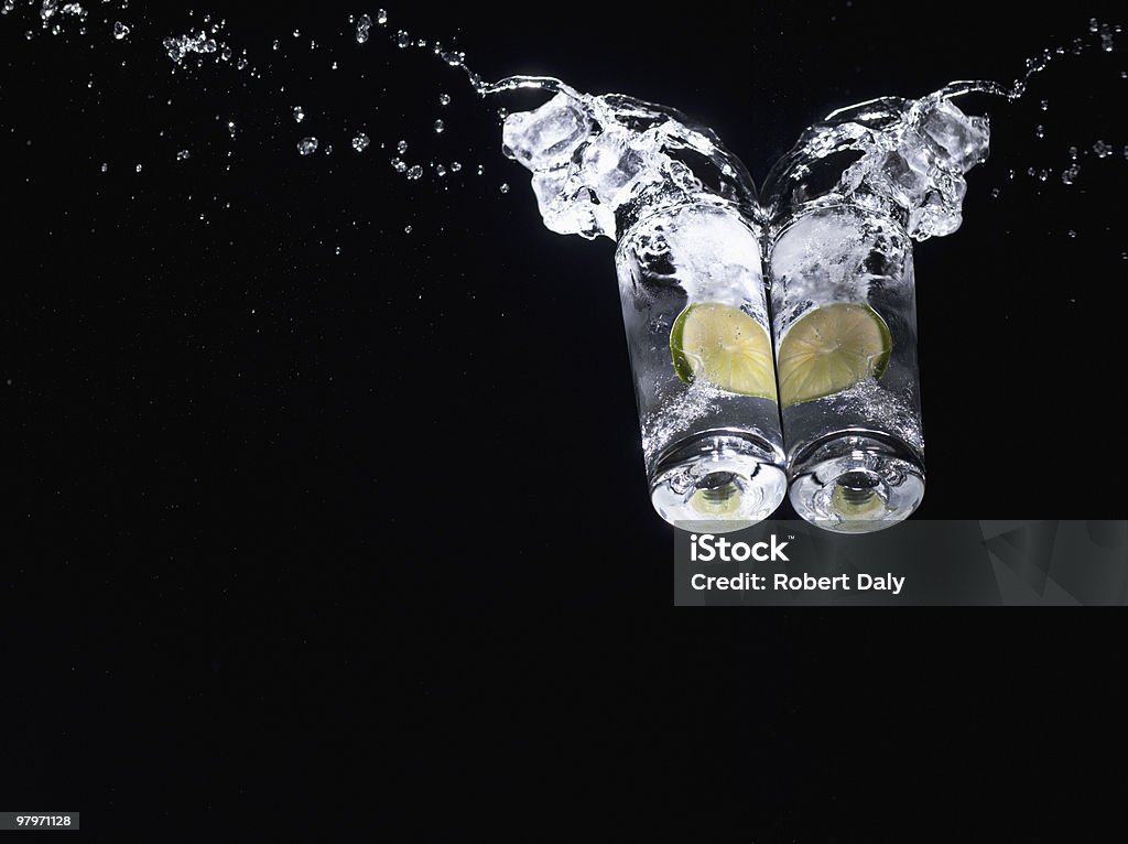 Água respinga em copos com limões-taiti - Foto de stock de Copo royalty-free